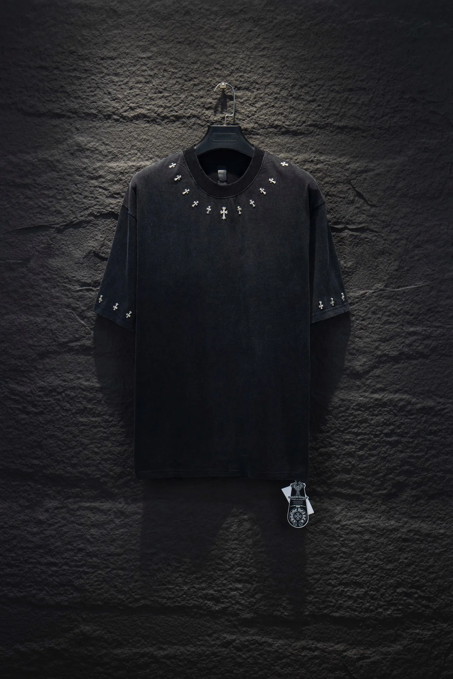 P190 🆕Chrome Hearts os version is really charming and Chrome Hearts is really a must-have. Each season's new version is made to the extreme. It is very practical and can be worn casually. Nice✔️ - ⚠️100% cotton. Made of 32-count double yarn, 260-gram weight fabric and imported knitted carded cotton. The thickness is moderate, drapey and contoured, and the upper body is comfortable! ! It is very tolerant to fat body types and can instantly lose five pounds after wearing it!  Front panel #Back panel Neckline Bronzing elements# Imported hardware heavy craftsmanship and imported accessories. The body is washed, fried, frayed and added with handmade elements, which greatly increases the interest of the clothing; unique visual effects. The special fraying effect creates a unique distressed effect. The addition of handmade elements to the body greatly increases the interest of the clothing; it has a unique visual effect. After special fraying effect treatment, a unique distressed effect is formed. An irregular hem is added to the version. This year, Crow Heart is focusing on the version. In the past two years, the oversize version has become the focus of the trend. It has also been a popular staple in the past two years. The change of designers has made this brand an instant hit. The progressive fashion of the times also needs the blood impact of fresh elements and trendy designs in order to continue its glory! It’s stylish both inside and outside, a must-have for high street travel! An absolute "eye-catching style" that can match couples 💏 Color: washed black and white Size: S M L XL